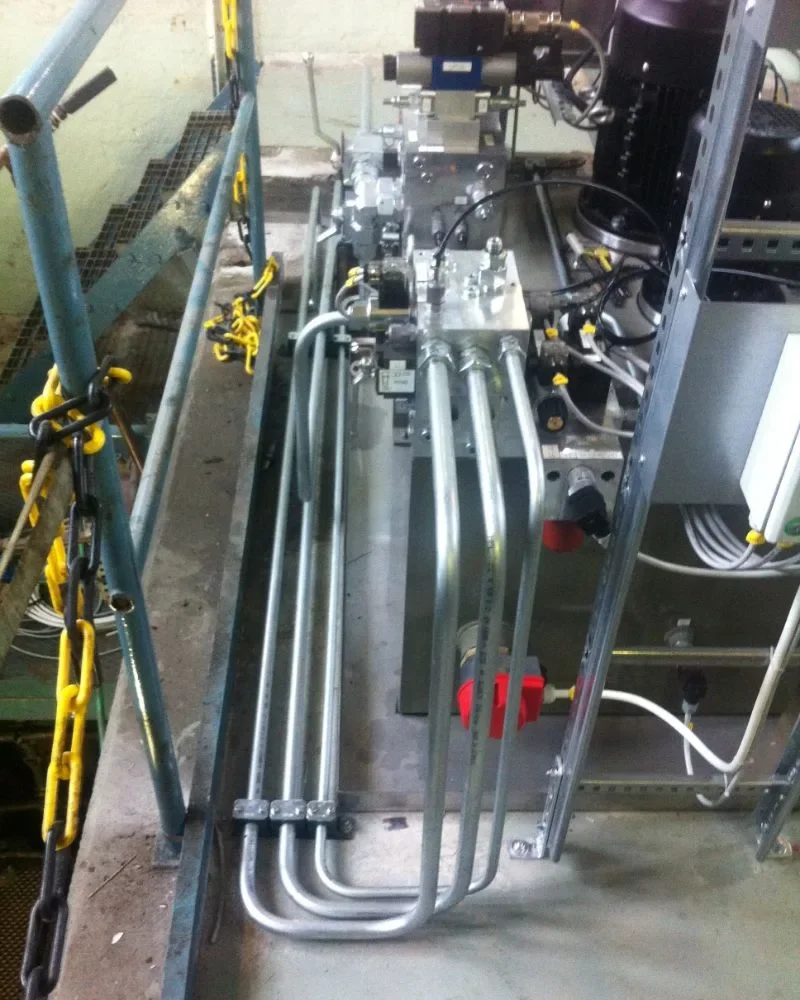 Rörmontage kraftstation – hydraulrör och kopplingar monterade i kraftstation